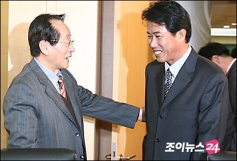 [포토]신상우 총재,'신입 감독 축하해~'