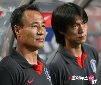 [포토]벤치에 나란히 선 박성화 감독과 홍명보 코치