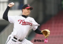 [LG 7-4 두산]홈런 4방 LG, 두산전 8연패 끊어- 옥스프링은 10승