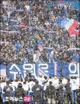 [포토]팬들 앞에서 우승 세리머니 하는 수원삼성