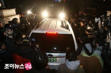[포토]정훈탁 대표 일행 태운 차량