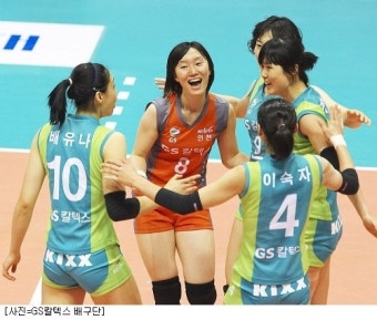 '챔피언에 한 발짝 먼저' GS칼텍스, 흥국생명 3-0 완파