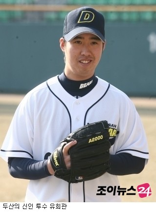 두산 외국인 투수 시라카와, 데뷔전 조기 교체…팬들 실망, 팀은 활약에 기대응하나 