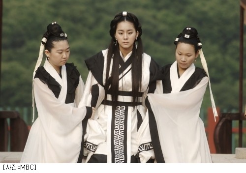 유이, 선덕여왕 아역으로 데뷔한 이야기 공개! 성장하는 연기자로서의 모습에 눈길