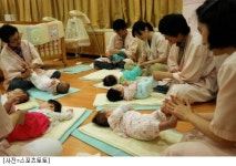 토토 사회봉사단, 아기 돌보기 봉사 활동