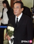[포토]백장미 헌화하는 김봉호 전 국회의원