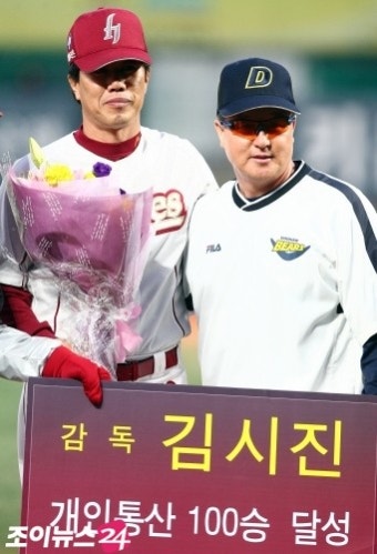 [포토]김경문 감독, '100승 축하합니다'