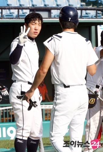 [포토]김현수-오재원, '오늘은 홈런 3개만 칠거야'
