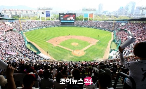 한국 프로야구, 1000만 관중 돌파 폭염 속 6만 이상 관중 관중 환호에 열풍 선보임!