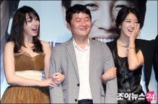 [포토]김현석 감독, 두 여배우 사이 부끄러워~