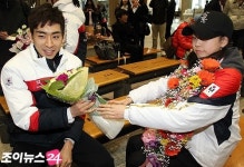 [포토]곽민정, (이)승훈 오빠, 3관왕 축하해!