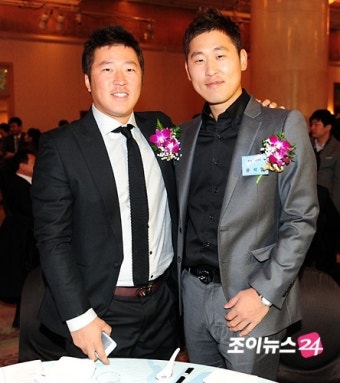 [포토]2011프로야구 최고의 타자-투수, 최형우-윤석민 