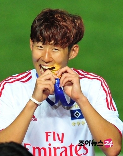 손흥민, 맨체스터 유나이티드 꺾고 UEFA 유로파리그 우승! 트로피 들며 이마 긁혀 꿈 이룬 것 같다 고 감격 