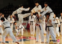 [포토]프로농구 개막전 축하 시범, 퓨전 태권도 공연단