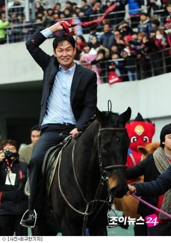 '우승' 최용수 감독, '퍼포먼스'도 우승