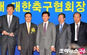 [포토]정몽규 축구협회장, 전임 집행부와 기념촬영!