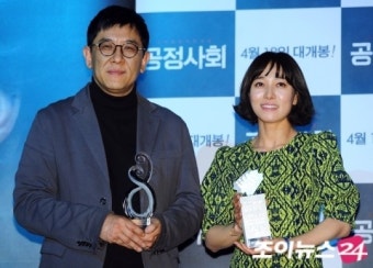 [포토]'공정사회' 이지승 감독-장영남, '영예의 트로피 안고!'