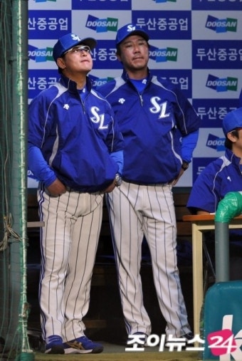 [포토]만루 위기에 심호흡하는 류중일 감독