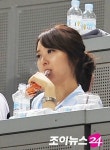 [포토]김민지 아나, 더울 땐 얼음과자가 최고