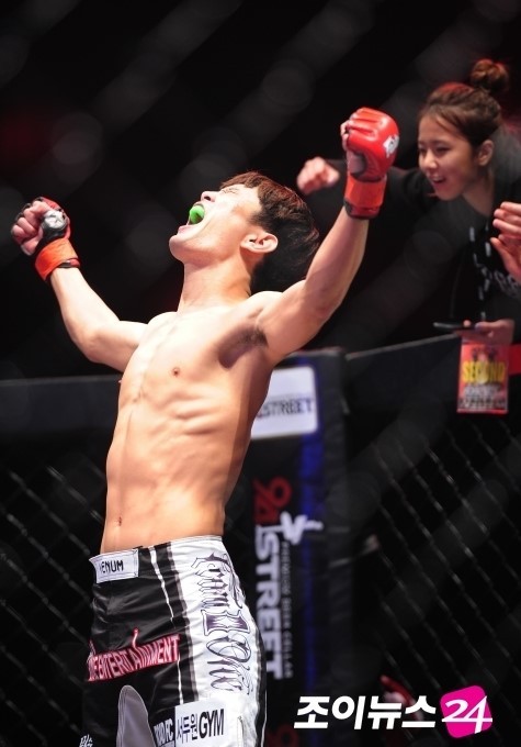 윤형빈, 유튜버 밴쯔 상대 TKO 승리로 격투기 은퇴 선언!