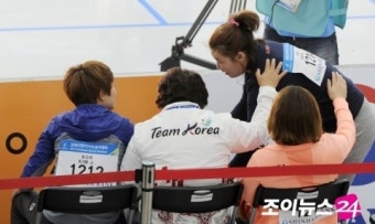 [포토]위로하는 한국 女 사격 대표팀