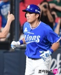 [포토]11경기 만에 홈런 이승엽, 전설에게 엄지 척!