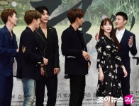 [포토]8황자 속 홍일점 아이유, 근무환경 넘나 좋은 것!