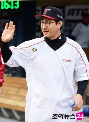 [포토]임찬규-양석환, '(박)민우야 1차전은 우리한테 내줘~'