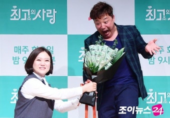 [포토]윤정수, 김숙의 사랑말고 꽃다발만 받을게~