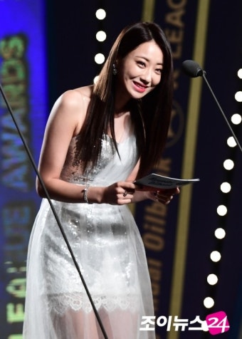 [포토]나뮤 경리, '애교 철철 눈인사'