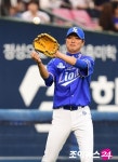 [포토]삼성맨 우규민, 옛 둥지 LG팬들을 향해 90도 인사