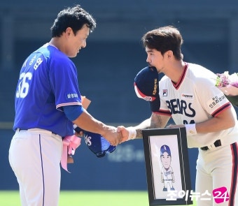 [포토]오재원, '이승엽 선배님 수고 많으셨습니다!'
