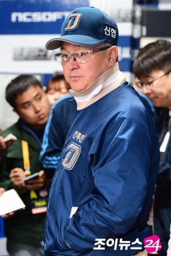 [포토]김경문 감독, 우천취소는 안되는데···'초조한 눈빛'