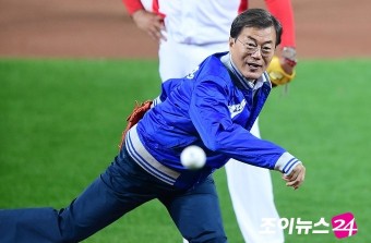 [포토]문재인 대통령, 광주에서 기념적인 시구
