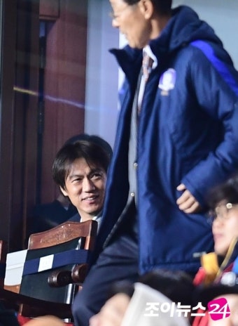 [포토]밝은 표정의 홍명보 축구협회 전무