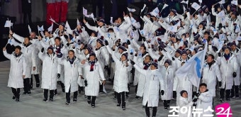 [포토]11년 만에 한반도기 들고 입장하는 남북 선수단