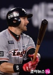 호잉 연타석포 한화, 두산 꺾고 3연승 질주