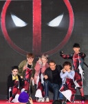 [조이HD]라이언 레이놀즈,  팬 위해 무릎 꿇는 데드풀