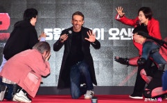 [조이HD]라이언 레이놀즈,  팬 위해 무릎 꿇는 데드풀