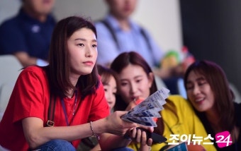 [포토]배구여제 김연경, '한국 남자배구 힘내요~'