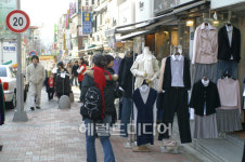 <기획-대학가 패션>대학가 멋쟁이들은 ‘합리적 소비자’