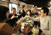 젊은 직장인 삼삼오오 “김대리, 한잔받게나~”