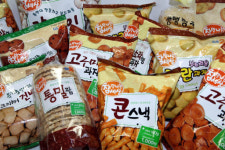 편의점엔 ‘추억의 과자가 있다’