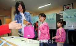 <생생포토> 미래의 유권자들도 `엄마와 한표`