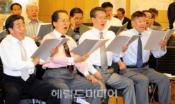 “굵직한 하모니의 전율…혼성합창단과는 비교도 안 돼요.”