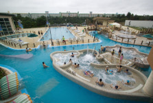 먹고 자기만 하는 콘도는 그만…종합 리조트 인기