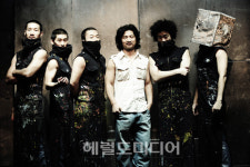 땀과 눈물로 그린 10년의 역작… ‘드로잉쇼’ 김진규 예술감독