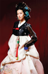 화려해진 한복 디자인을 입다