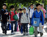 <생생포토>쌀쌀한 등굣길