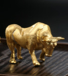 살아있는 한우가 모형 황금소의 절반?